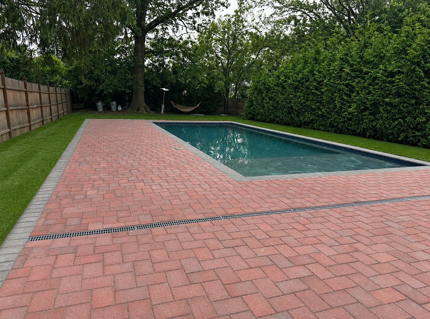 Paver pool deck with drainage