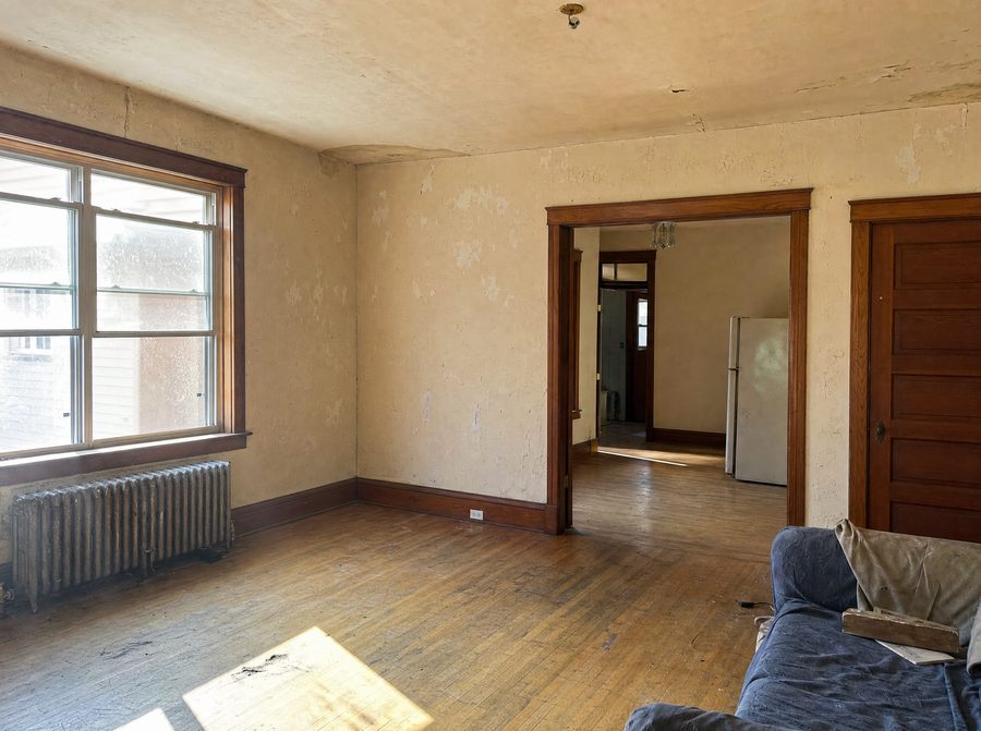 The same room before Clean Cuts repainted it